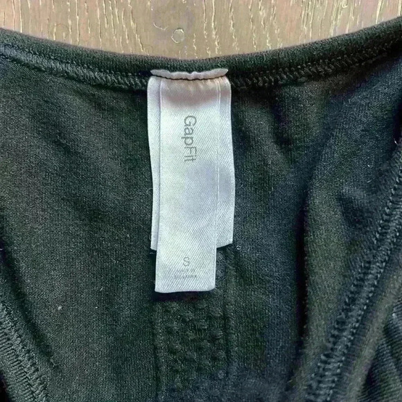 GAP Fit Workout Top - Picture 5 of 5
